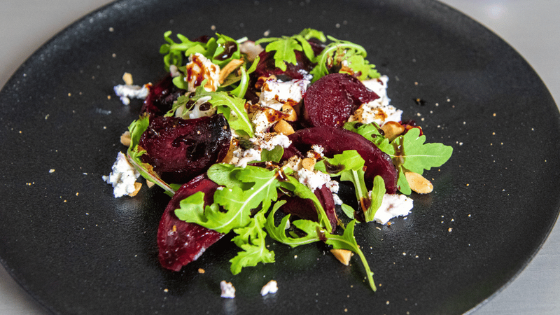 Gebackene Rote Bete mit Ziegenkäse, Rucola und Balsamico Reduktion
